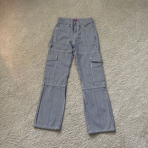 BRAND NEW, never worn, tags taken off. stripe cargo pants, size xs, from edikted